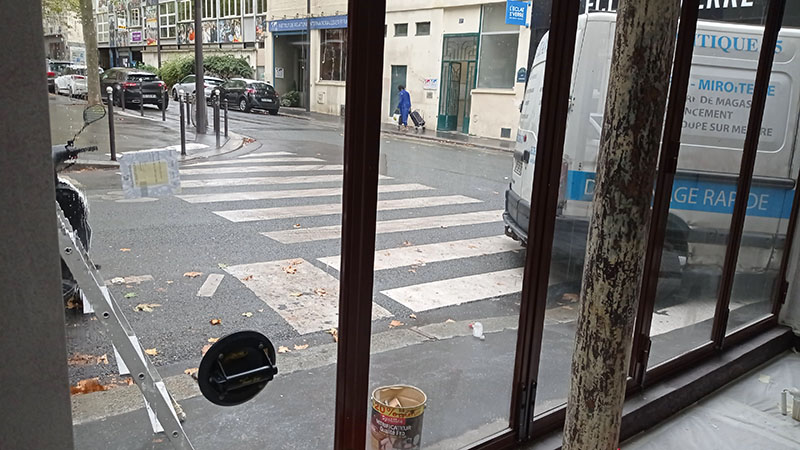 Vitrine de magasin à Paris 20